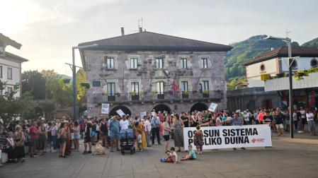 Imagen de la concentración en la plaza de los Furos en protesta por la falta de pediatra desde el lunes 21.