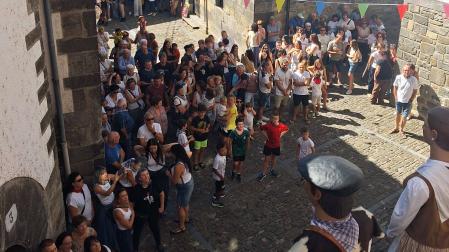 La gente a los pies de la casa consistorial aguardando el txupinazo
