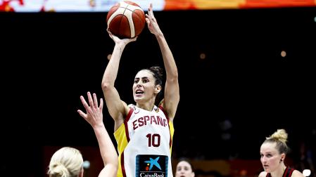 La española Maria Conde en acción durante el partido de la Copa del Mundo de Baloncesto femenino 2026 contra Alemania