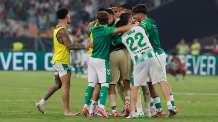 Los jugadores del Betis celebran la victoria ante el Madrid