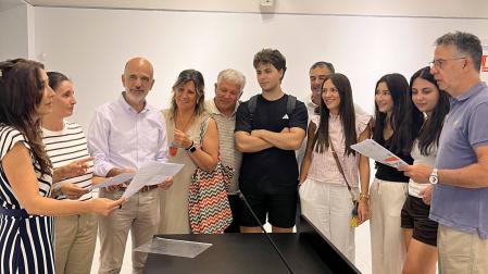 Encuentro de varios del colectivo de afectados con el diputado Alberto Catalán -tercero por la izquierda-