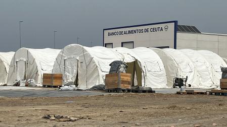 El Gobierno ha comenzado este sábado a acondicionar una explanada en el Muelle de Poniente de Ceuta para la instalación de tiendas de campaña y poder albergar migrantes pese a la oposición de los vecinos, de la Autoridad Portuaria y de la Confederación de Empresarios
