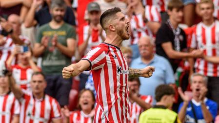 El centrocampista del Athletic Club Sancet celebra marcar el tercer gol del equipo bilbaíno ante el Atlético de Madrid