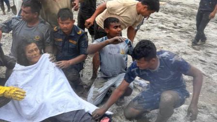 Rescate de la superviviente nepalí Chandika Shrestha por personal de la Fuerza de Policía Armada del cuarto piso de una casa de cuatro plantas en Betrawati