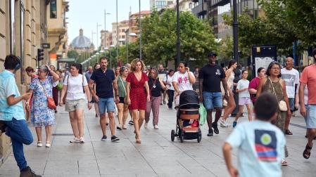 Abanicos, helados, refrigerios... Todo servía para combatir las altas temperaturas este sábado, 5 de septiembre, en el Casco Viejo de Pamplona