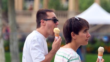 Abanicos, helados, refrigerios... Todo servía para combatir las altas temperaturas este sábado, 5 de septiembre, en el Casco Viejo de Pamplona