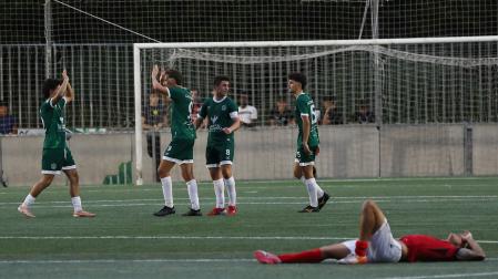 Los jugadores del Gazte Berriak celebran la remontada cosechada frente al Subiza