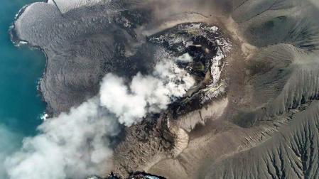 Imagen aérea del Anak Krakatoa en erupción