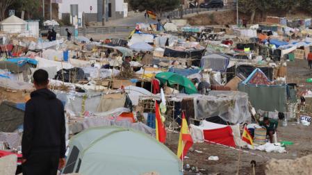 Vista de las tiendas de campaña y construcciones improvisadas por los migrantes asentados en la playa del Trampolín