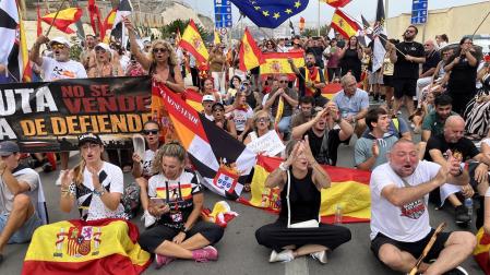 Centenares de personas salieron este domingo a las calles de la ciudad española de Ceuta para reclamar que se garanticen los derechos de los niños que residen allí