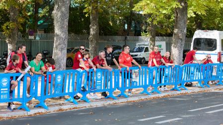 Aficionados rojillos en el exterior del estadio de Mendizorroza en Vitoria este domingo