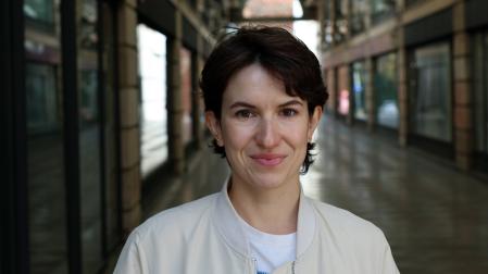 Irati Gorostidi, retratada junto a los cines Golem Baiona de Pamplona