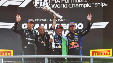 De izda. a dcha.George Russell, Andrea Kimi Antonelli y Max Verstappen en el podio del GP de Italia
