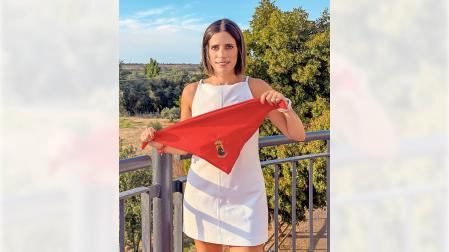 Edurne Navascués posa con el pañuelico de fiestas