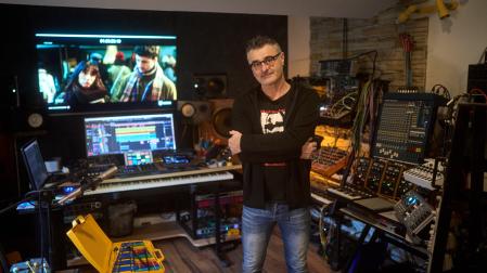 Mikel Salas, en su estudio de grabación.