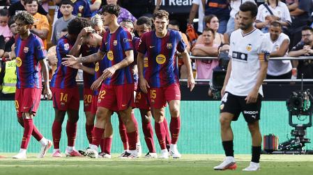 Los jugadores del Barcelona celebran el quinto gol, obra de Pedro González "Pedri"