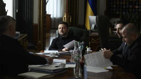 KIEV, 06/09/2026.- Los emisarios de la Casa Blanca, Steve Witkoff y Jared Kushner, quienes la víspera estuvieron en el Kremlin para presentar a Vladímir Putin una propuesta para poner fin a la guerra, llegaron este domingo a Kiev para reunirse con el presidente ucraniano, Volodímir Zelenski. "Damos la bienvenida a Kiev a los representantes del presidente de Estados Unidos, Steve Witkoff y Jared Kushner", señaló la Oficina de la Presidencia de Ucrania en su cuenta oficial de Telegram al reenviar un mensaje de uno de los negociadores de Zelenski. EFE/ Cuenta Oficial de Zelenski En Telegram *****SOLO USO EDITORIAL/SOLO DISPONIBLE PARA ILUSTRAR LA NOTICIA QUE ACOMPAÑA (CRÉDITO OBLIGATORIO) *****