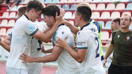 Arocena, autor del gol de la victoria, recibe la felicitación de sus compañeros del Promesas