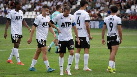 Los jugadores del Tudelano lamentan la ocasión perdida