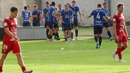 Los jugadores de la Peña Sport celebran el empate de Joaquín Recalde