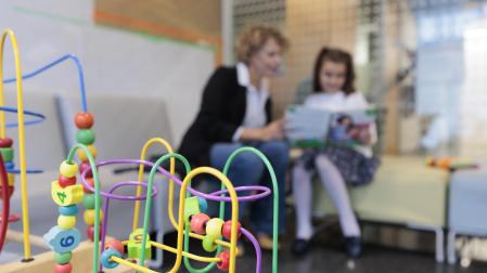 Pasar tiempo en familia, con espacio para el juego y el aburrimiento, son claves para el desarrollo madurativo de los niños