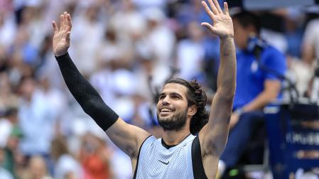 Carlos Alcaraz saluda tras imponerse en los octavos de final del US Open al estadounidense Tommy Paul