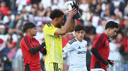 Vozinha devuelve el apoyo al público junto a sus compañeros de equipo tras finalizar el choque contra el Huachipato