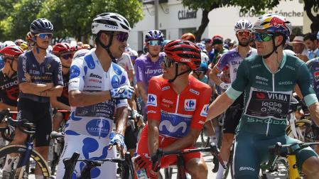 De izda. a dcha. los líderes de la LaVuelta Santiago Buitrago, con el maillot de la montaña; Enric Mas, con el maillot de líder, y el belga Van Aert, antes de la salida de la etapa 15 este domingo, 6 de septiembre