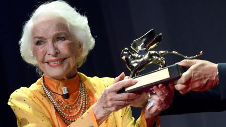 La actriz estadounidense Ellen Burstyn recibe el León de Oro a la Trayectoria durante el Festival Internacional de Cine de Venecia