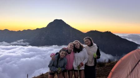 Imagen de las cuatro navarras durante el viaje. Dos de ellas, Marta (izda. del todo) y María (dcha. del todo) ya vuelan de regreso a Navarra