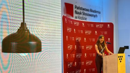 Ana Andueza, junto a un ejemplar de la lámpara que ha diseñado, interviene en el certamen que se celebró en Polonia