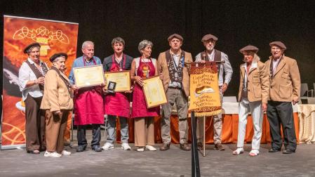 En el centro, con mandarra roja, los homenajeados. Desde la izda.: Josetxo Paternáin, Iñaki Ardanaz y Tere Leache. Los arropan miembros de la Cofradía de la Costrada de Aoiz