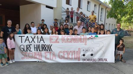 Concentración de alumnos, familias y profesorado del colegio Oihanzabal, del valle Basaburua.