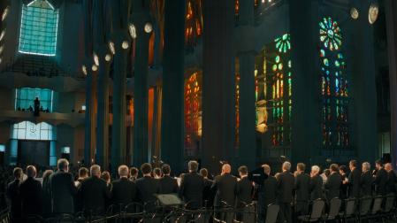 El Orfeón Pamplonés, en un fotograma del documental, durante el concierto que ofreció en la Sagrada Familia en abril de 2025.