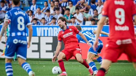 Moi Gómez se duele durante el partido de este domingo en Vitoria