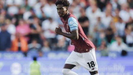 El jugador navarro Adama Boiro salta al campo el pasado sábado en su debut con el West Ham