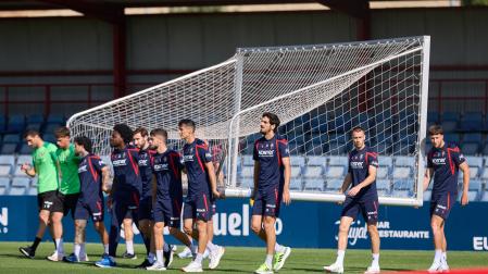 Los jugadores de Osasuna trasladan una portería en el entrenamiento de ayer.j.p. urdíroz