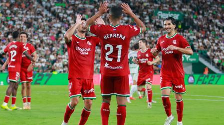 El centrocampista de la Real Sociedad Yangel Herrera (c) celebra junto a sus compañerosun gol durante el encuentro frente al Elche