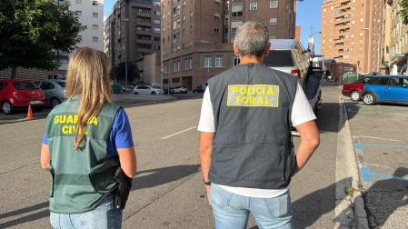 Imagen de los agentes de la Guardia Civil, este martes en la operación