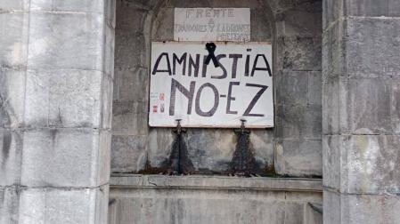 Detalle del cartel contra la amnistía del ‘procés’ en Leitza.