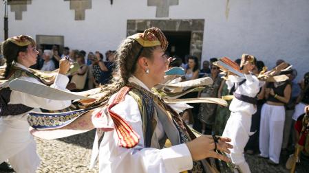 Fotos de los Danzantes de Ochagavía y sus bailes en honor de la Virgen de Muskilda