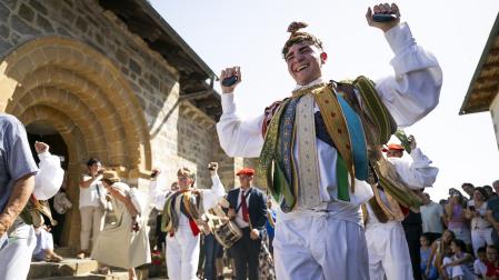 Fotos de los Danzantes de Ochagavía y sus bailes en honor de la Virgen de Muskilda