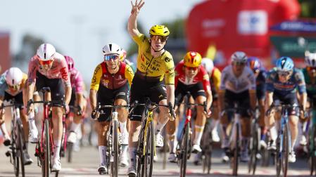 El británico del Visma Lease a Bike Matthew Brennan cruza la meta de Palos de la Frontera señalando su cuarta victoria en La Vuelta 2026