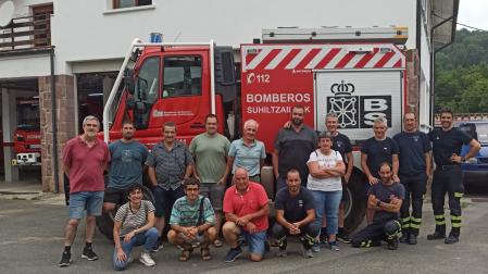 Miembros de la Asociación de Incendios de Etxalar, junto a bomberos del parque de Oronoz-Mugaire.