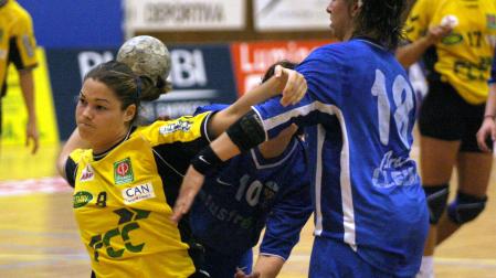 Silvia Ederra, en uno de los encuentros con el Itxako, club estellés en el que se formó en sus equipos de cantera y en el que llegó a debutar y conseguir sus primeros títulos profesionales