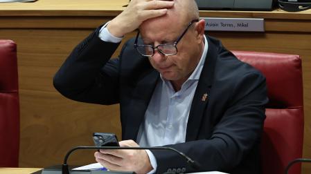 El consejero de Educación, Carlos Gimeno, durante un pleno del Parlamento de Navarra