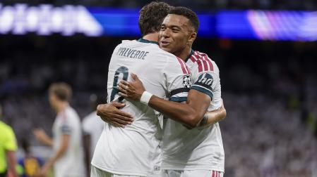 Fede Valverde y Kylian Mbappé, goleadores del partido, se abrazan tras el tanto del urguayo
