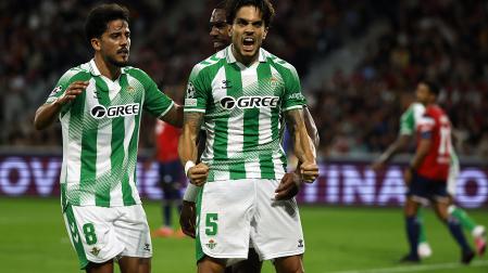 Marc Bartra celebra uno de sus tantos al Lilla
