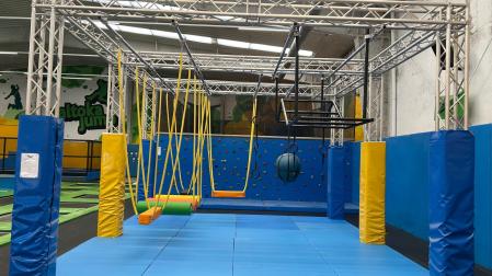 Saltoka Jump es un parque de camas elásticas y actividades interactivas que fomenta el movimiento, la coordinación y la diversión en familia