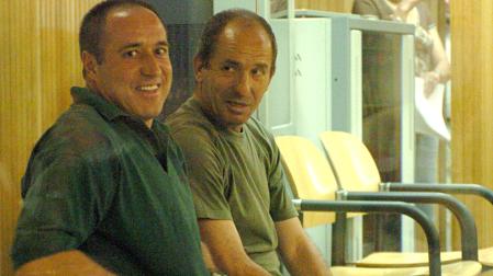 Los etarras Henry Parot (i) y Juan Lorenzo Lasa Michelena, "Txikierdi", durante el juicio que en 2006 contra ellos en la Audiencia Nacional por el asesinato, en noviembre de 1982 en Madrid, del general Víctor Lago, jefe de la División Acorazada Brunete número 1